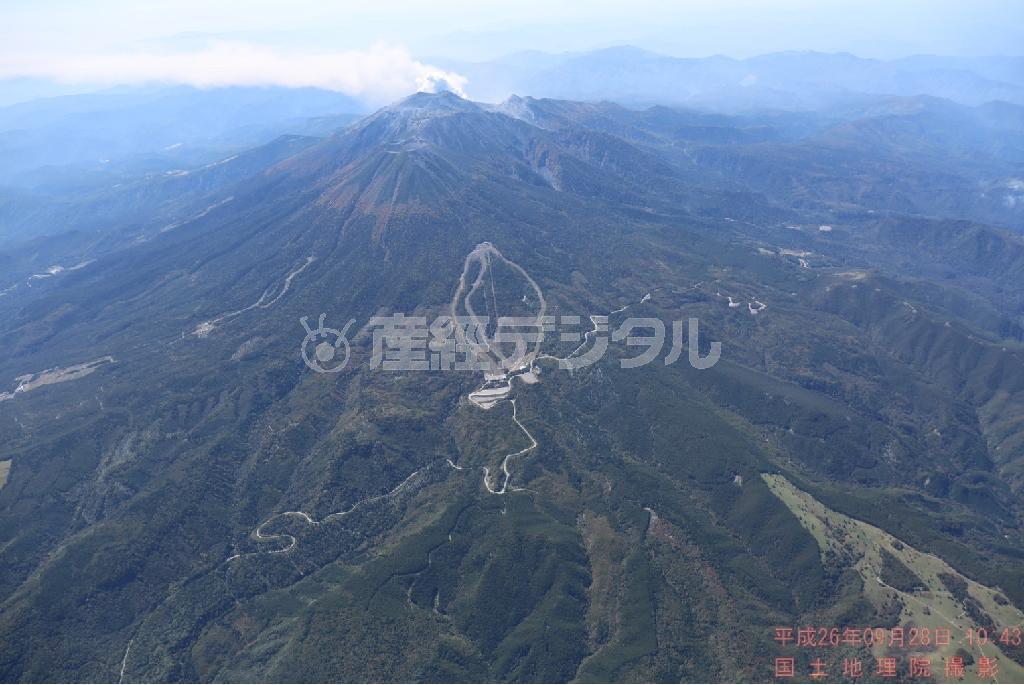 国土地理院がネット上で公開した御嶽山の航空写真１８４枚の一部（国土地理院提供）