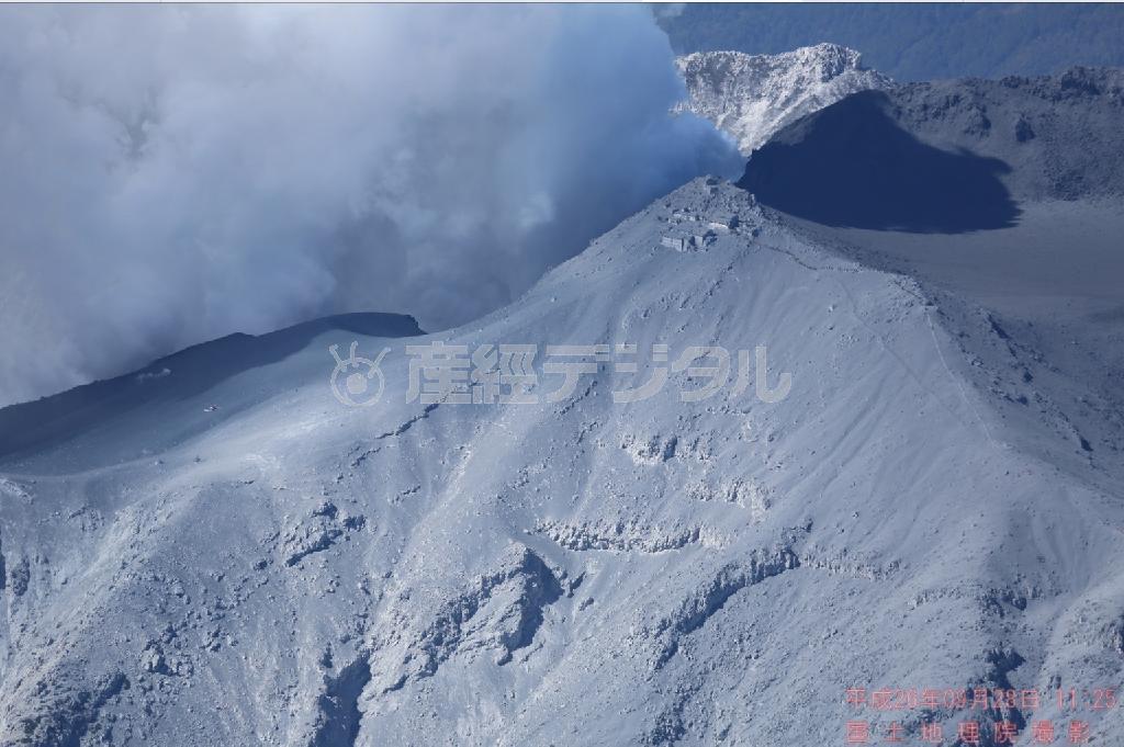 国土地理院がネット上で公開した御嶽山の航空写真１８４枚の一部（国土地理院提供）