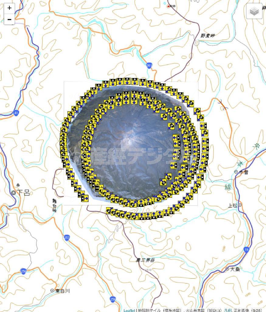 国土地理院のネット上の地図に表示された、噴煙を上げる御嶽山。取り囲むように配置された黄色のアイコンを押すと航空写真１８４枚を閲覧できる