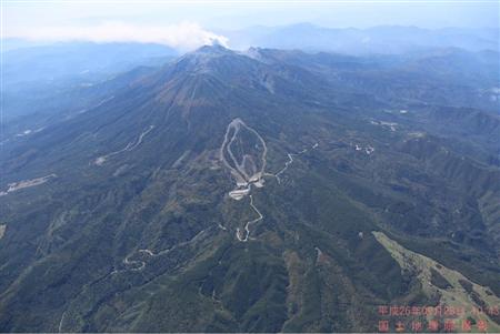 国土地理院がネット上で公開した御嶽山の航空写真１８４枚の一部（国土地理院提供）