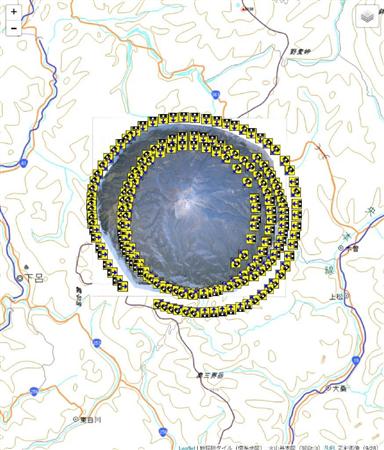 国土地理院のネット上の地図に表示された、噴煙を上げる御嶽山。取り囲むように配置された黄色のアイコンを押すと航空写真１８４枚を閲覧できる