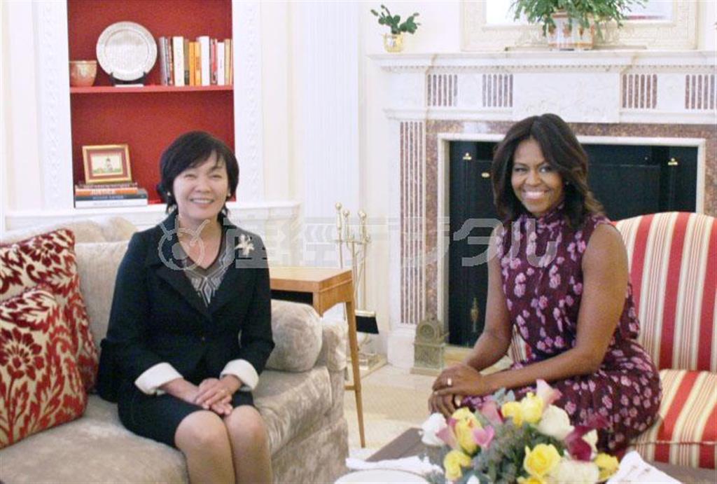 ミシェル・オバマ米大統領夫人（右）と初対面した安倍首相夫人の昭恵さん＝２０１４年９月２５日、米ニューヨーク（外務省提供・共同）