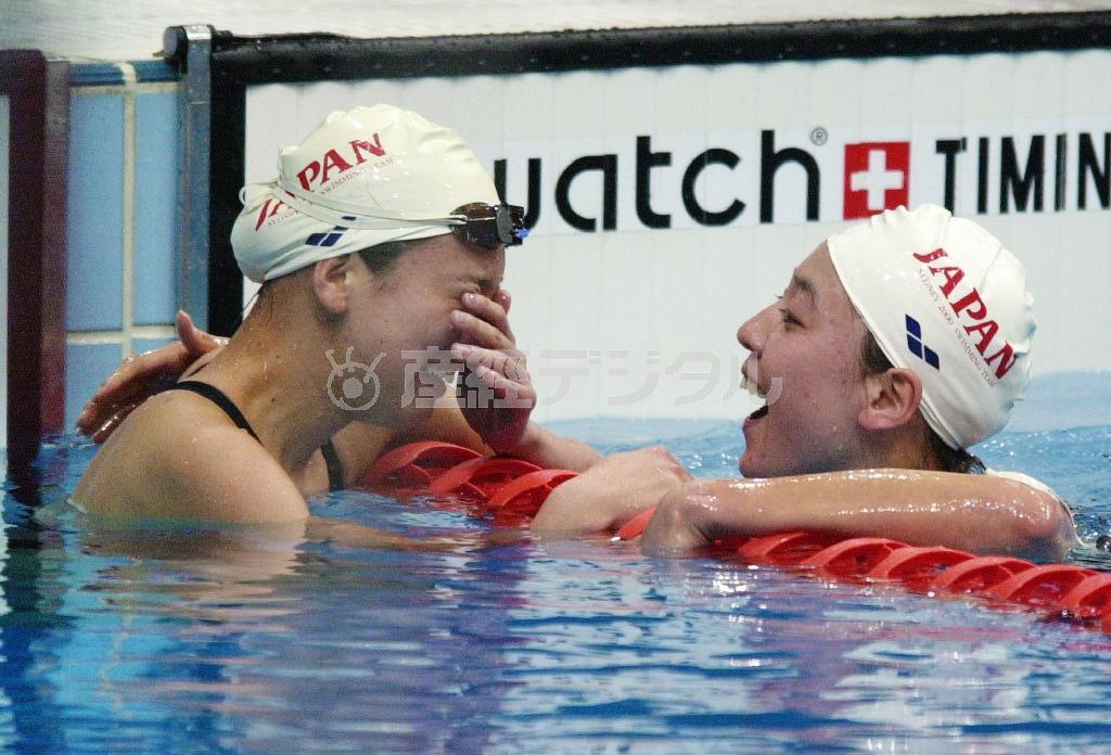 シドニー五輪の水泳女子２００メートル背泳ぎ決勝で、３位に入り銅メダルを獲得した中尾美樹さん（左）は、筆者（萩原智子さん）から祝福を受け、涙があふれた＝２０００年９月２２日、オーストラリア・シドニー（川村寧撮影）