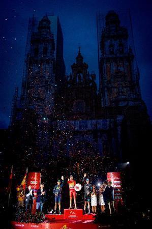 改修中のサンティアゴ・デ・コンポステーラのカテドラルの前で行われた最終表彰式。レース中に降った雨も上がり、華やかに開催された＝２０１４年９月１４日、スペイン・ガリシア州（田中苑子さん撮影）