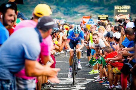 山岳ステージの厳しさで知られるブエルタ・ア・エスパーニャ。第６ステージは最大勾配１９．５％の山頂ゴールで、大勢のファンが駆けつけて選手たちのすぐ近くで声援を送った＝２０１４年９月６日、スペイン・ラ・カンペローナ（田中苑子さん撮影）