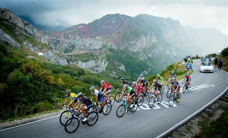 終盤は変わりやすい天気で、山岳ステージでは何度も雨に見舞われた。ラゴス・デ・ソミエドの山頂ゴールに向かう選手たち＝２０１４年９月８日、スペイン（田中苑子さん撮影）