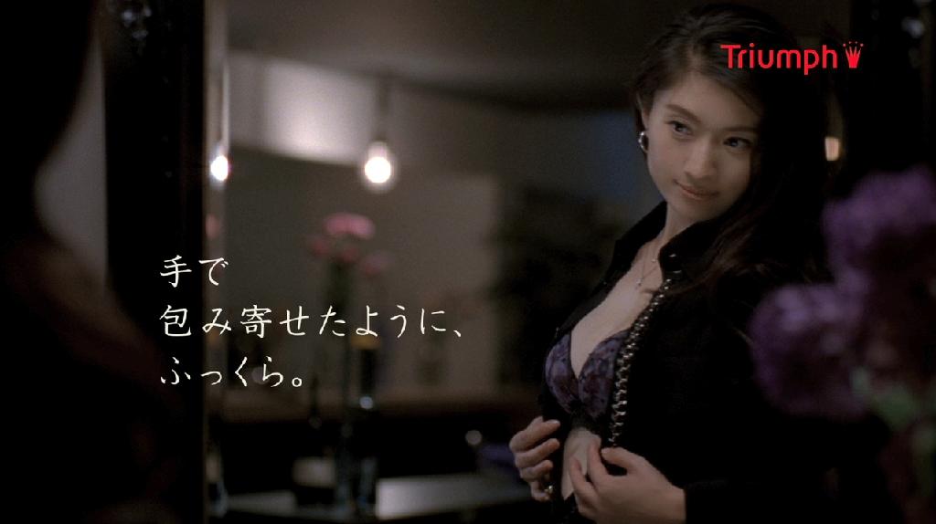 トリンプのＣＭに出演する篠原涼子さん