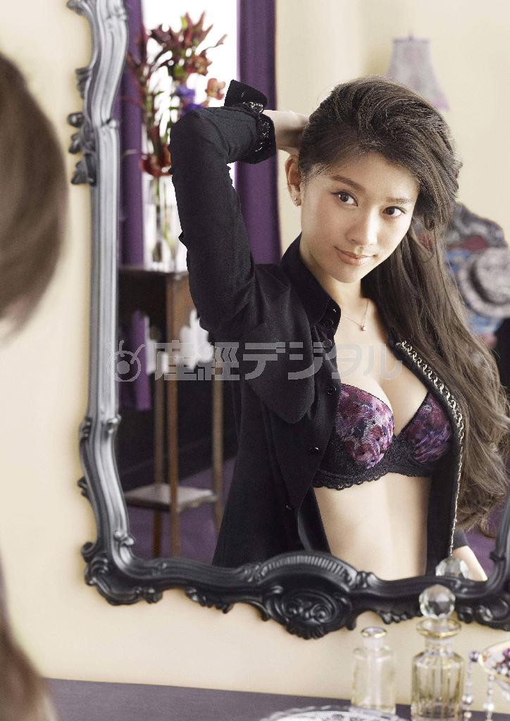 「天使のブラ（Ｒ）＿極上の谷間」でできた美しい胸元を自然な演技で表現する女優の篠原涼子さん＝２０１４年９月１９日から放映のアニバーサリーデザインのＣＭ（提供写真）