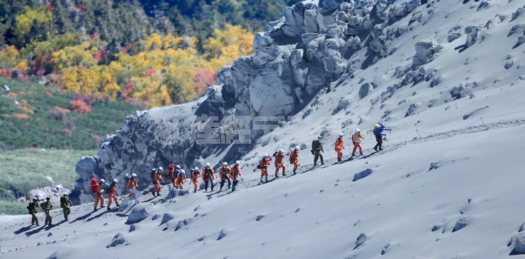 色づき始めた紅葉を背に、残された登山者の救出に向かう消防と自衛隊の捜索隊＝２０１４年９月２８日午前、長野県木曽郡王滝村（本社チャーターヘリから、大山文兄撮影）