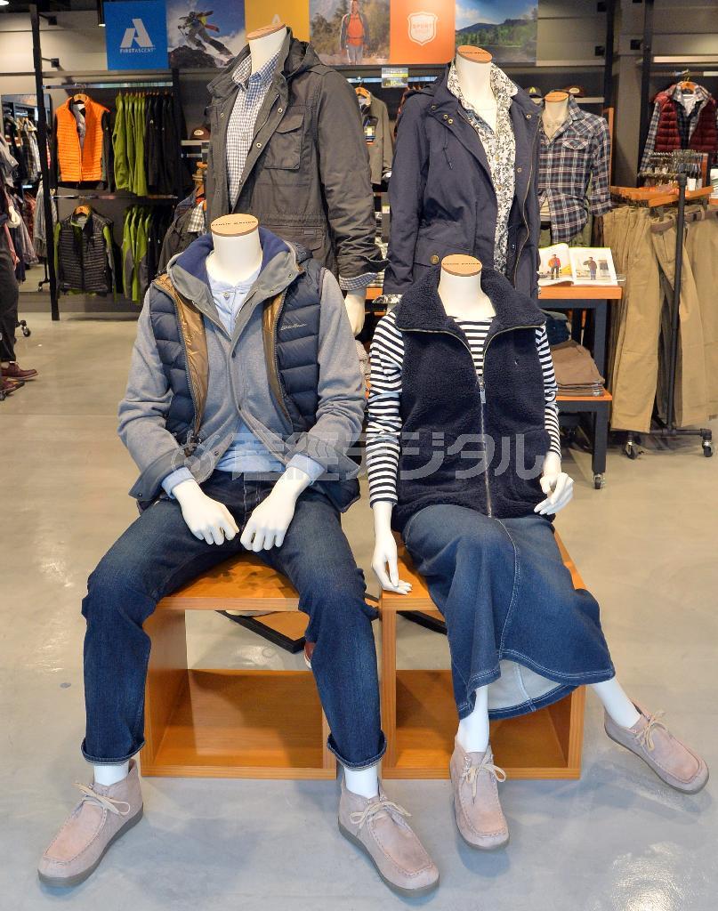 メンズ（左前）はダウンベスト（２万３０００円）にフードジャケット（１万２９００円）を重ね、ジーンズ（６９００円）で、レディース（右前）はボアベスト（６９００円）に横縞シャツ（２９００円）、マキシスカート（７９００円）で秋のお散歩に。※価格はすべて税込みです＝２０１４年９月１７日、東京都世田谷区（三尾郁恵撮影）