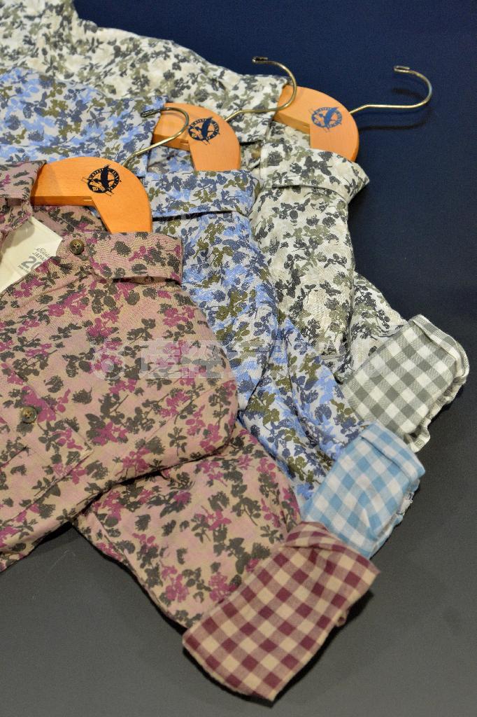 ウィメンズの長袖ダブルガーゼシャツ（６９００円）、袖を返すとギンガムチェックに。※価格はすべて税込みです＝２０１４年９月１７日、東京都世田谷区（三尾郁恵撮影）