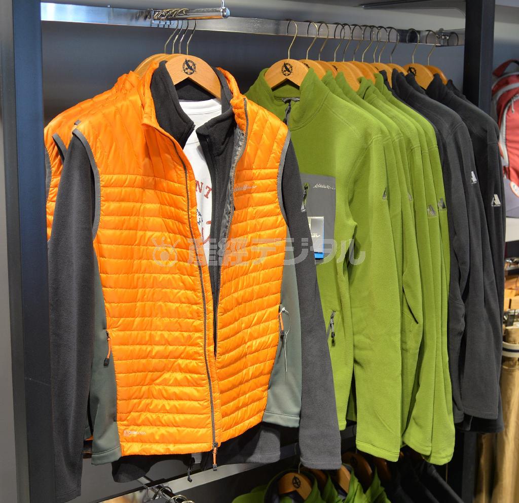 「ファーストアセント」のダウンベスト（１万４９００円）。鮮やかな色で差し色のコーディネートに。※価格はすべて税込みです＝２０１４年９月１７日、東京都世田谷区（三尾郁恵撮影）