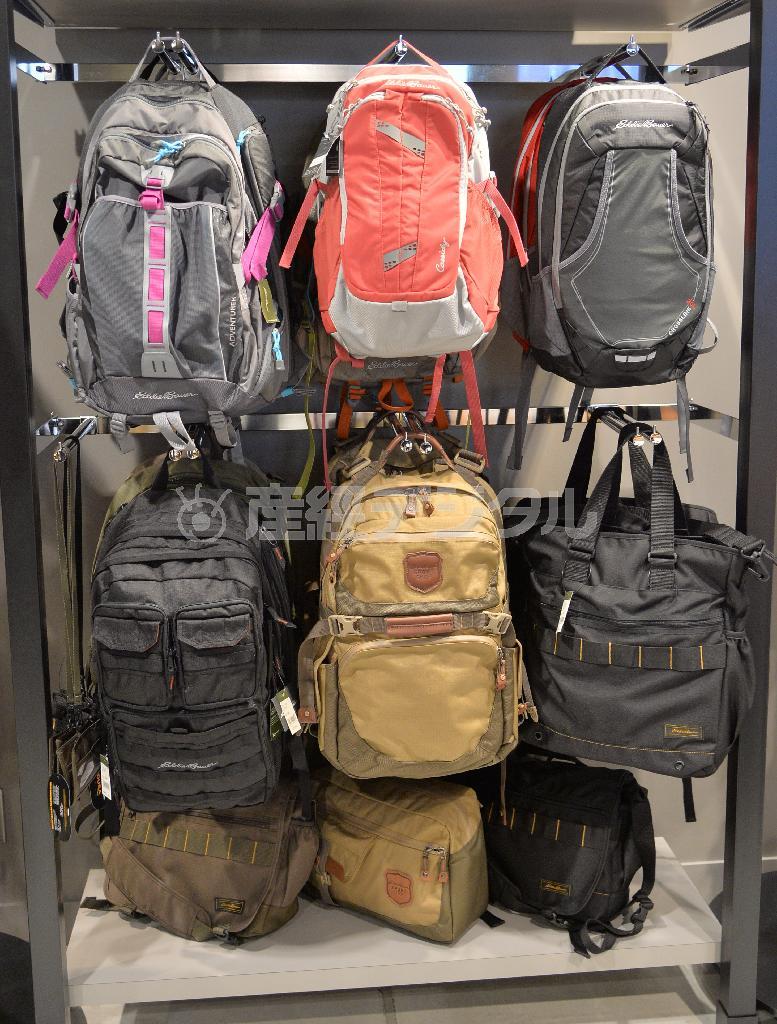 カジュアルながらビジネスシーンでも使えるバッグも充実。真ん中の列の右は、どんなシーンでも使える丈夫なフォーシーズンズ３ウェイトートバッグ（７９００円）。※価格はすべて税込みです＝２０１４年９月１７日、東京都世田谷区（三尾郁恵撮影）