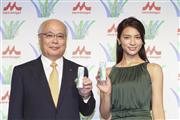森永乳業の宮原道夫社長とカラダの内側から美しさを創り出す“インナービューティスト”と称される秋元才加