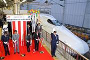 東海道新幹線５０周年出発式でくす玉が割られ、新幹線が出発した＝１日午前、東京駅（宮崎裕士撮影）