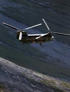 自衛隊の大型ヘリを使用して行われた捜索活動＝１日午後３時４７分、長野・岐阜県境（本社ヘリから、門井聡撮影）