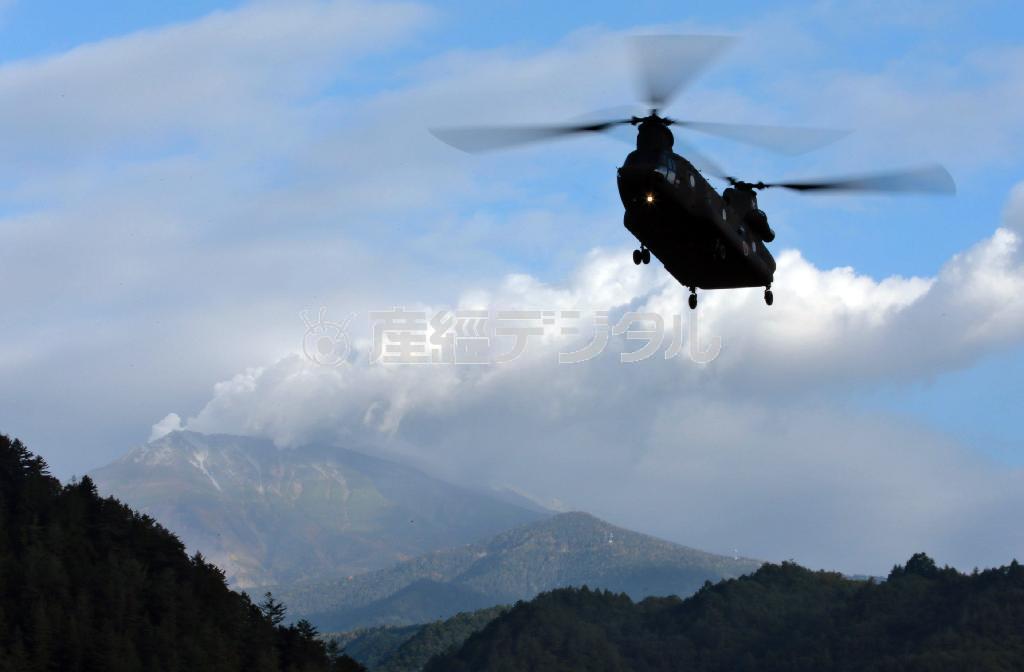 水蒸気があがる御嶽山（おんたけさん、３０６７メートル）。臨時ヘリポートに着陸する大型輸送ヘリは、天候回復を待って人員輸送を始める予定だった＝２０１４年９月３０日午前、長野県木曽郡王滝村の松原スポーツ公園（山田哲司撮影）