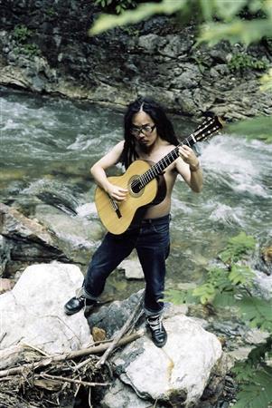 埼玉県秩父市を拠点に活動するギタリスト、笹久保伸（ささくぼ・しん）さん＝２０１４年６月２７日（提供写真）