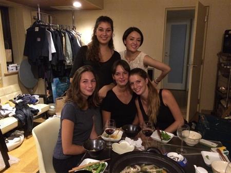 日本滞在の最終日。ソリータ（写真中央）もアールデコ・パリの友達も、これから荷造りです！＝２０１４年９月２３日（クレモンティーヌさん提供）