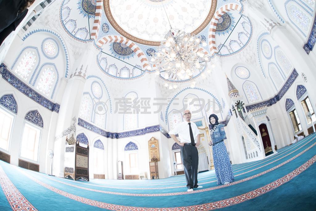 日本最大級のモスクである「東京ジャーミイ」の荘厳な堂内。案内してくれた下山茂さん（左）と、一般社団法人「Ｇｅｔ＿ｉｎ＿ｔｏｕｃｈ」理事長の東ちづる＝２０１４年９月５日（取材協力：東京ジャーミイ・トルコ文化センター、山下元気さん撮影）