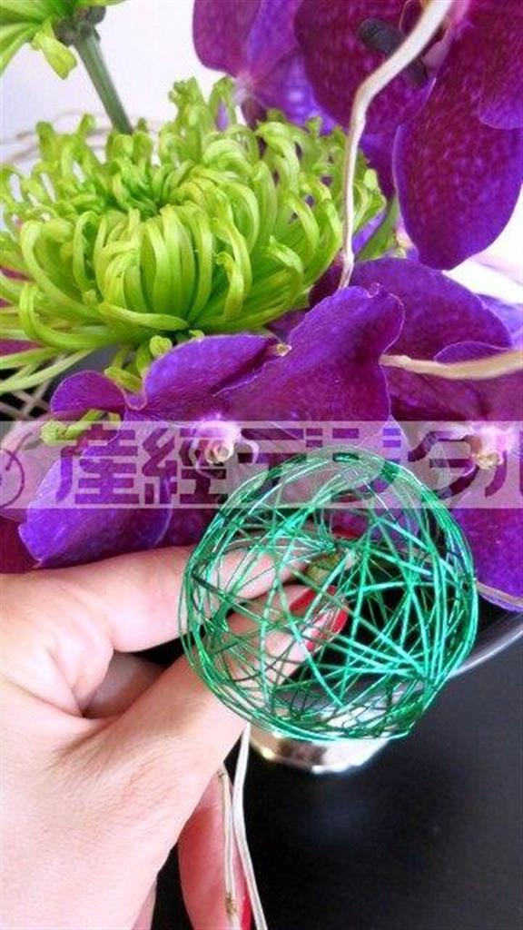 （手順４）ワイヤリングしたカラーワイヤでできた球体オブジェ３個を、バランスよく加えて出来上がり（提供写真）