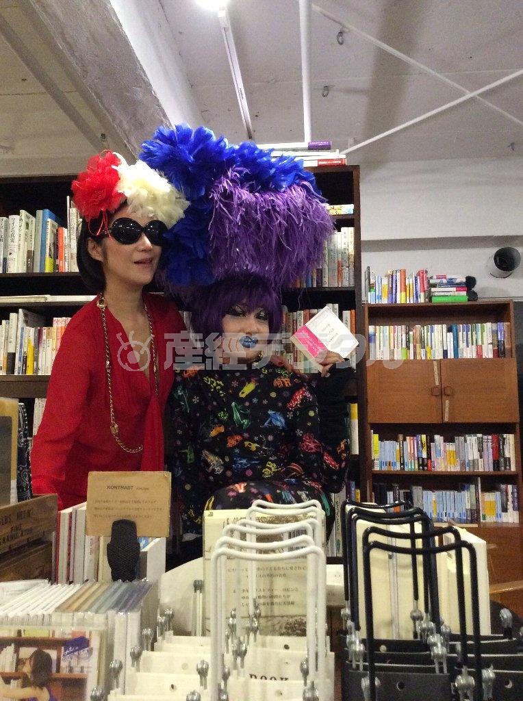 フラワー・アーティストの花千代さん（左）と、ドラァグクイーン界の知性派といわれるヴィヴィアン佐藤さん（花千代提供）