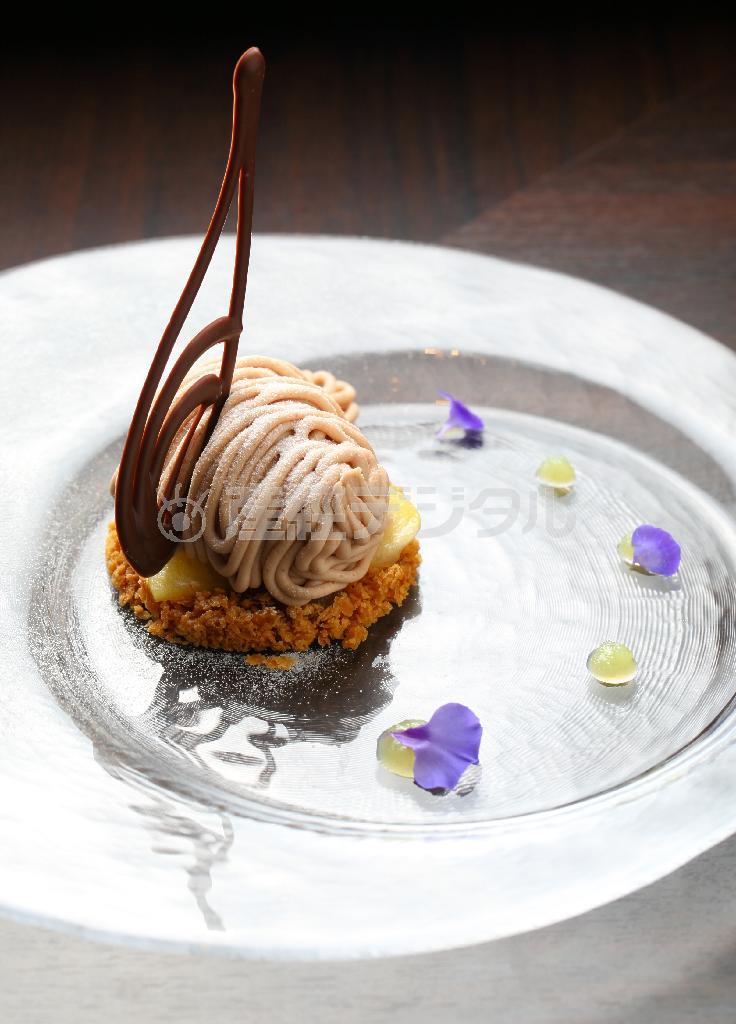 グランデセール「マロニエ」（１８００円）。サクサクパイ生地の上にキャラメリゼしたリンゴとバニラアイスクリーム、洋酒の効いたマロンクリームは大人の味。※価格はすべて税別です＝２０１４年９月１１日、京都市中京区（恵守乾撮影）