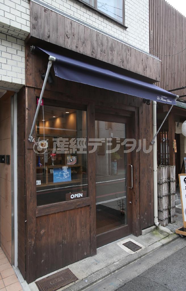 木目調の外観の「デセール＿ラ・フラムブルー」。京都初のアシェットデセール専門店＝２０１４年９月１１日、京都市中京区（恵守乾撮影）