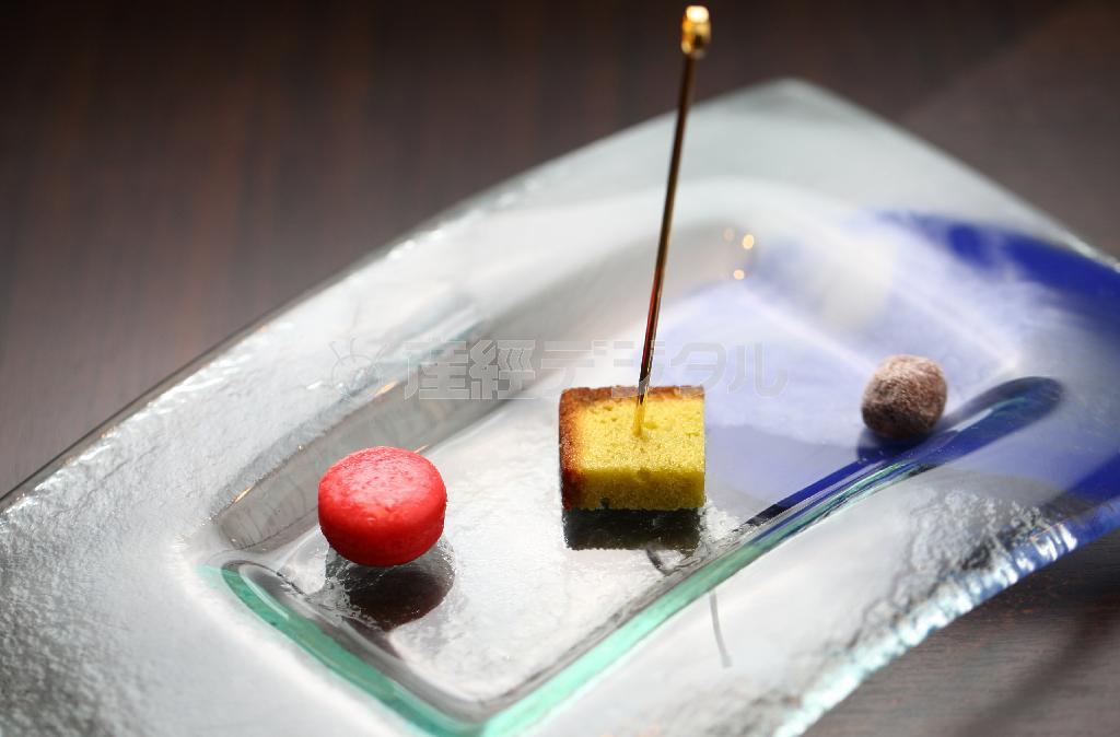 ３皿目のミニャルディーズ（お茶菓子の盛り合わせ）。左から桃のマカロン、ピスタチオのパウンドケーキ、キャラメルとチョコレートでコーティングされたヘーゼルナッツ。※価格はすべて税別です＝２０１４年９月１１日、京都市中京区（恵守乾撮影）