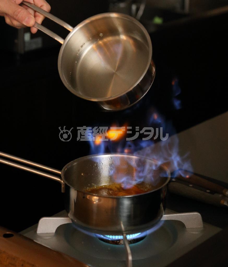 目の前でクレープ・シュゼットのオレンジソースをフランベ。この青い炎（フラムブルー）を店名にした＝２０１４年９月１１日、京都市中京区（恵守乾撮影）