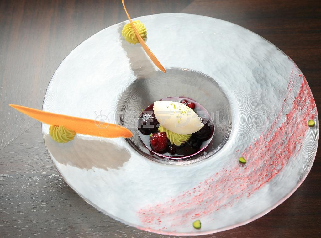 グランデセール「アルモニー」（１８００円）。ベリーと巨峰のコンポートにピスタチオとショコラブランのクリーム、ライチのソルベを添えたさわやかなデザート。※価格はすべて税別です＝２０１４年９月１１日、京都市中京区（恵守乾撮影）