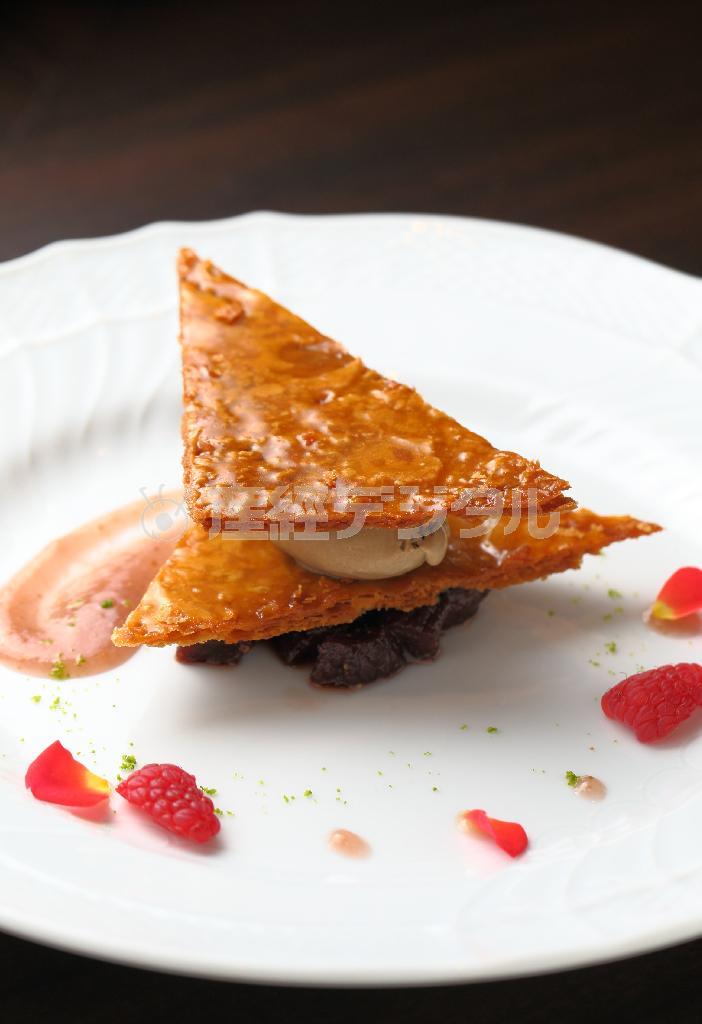 グランデセール「ミルフイユ・フィグ」（１８００円）は、ドライ無花果の赤ワイン漬け、エスプレッソアイスクリーム、キャラメリゼしたパイ生地を層にしたデザート。※価格はすべて税別です＝２０１４年９月１１日、京都市中京区（恵守乾撮影）