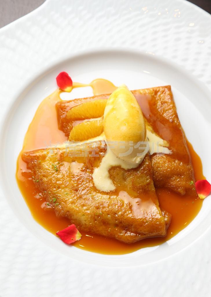 グランデセールの「クレープ・シュゼット」（１５００円）は定番メニュー。濃厚なオレンジソースは香り高く、冷たいアイスクリームと絶妙のハーモニー。※価格はすべて税別です＝２０１４年９月１１日、京都市中京区（恵守乾撮影）