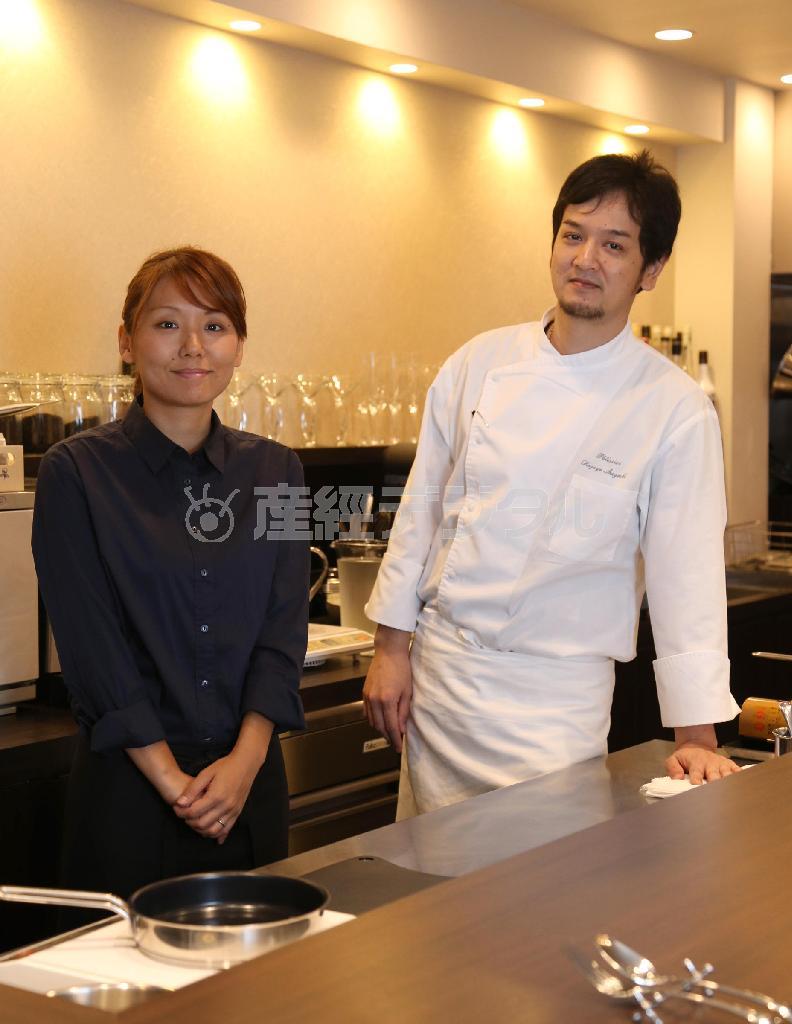 オーナーシェフの鈴木一也さん（右）とマダムの由佳さん。デザートの１品１品やサービスの随所に２人の温かい人柄が感じられる＝２０１４年９月１１日、京都市中京区（恵守乾撮影）