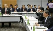 国家戦略特区の区域会議であいさつする石破戦略特区相（右端）。左端は東京都の舛添知事＝１日午後、東京都千代田区