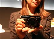 パナソニックが１１月に発売する高級コンパクトデジタルカメラ「ＤＭＣーＬＸ１００」＝１日、東京都渋谷区