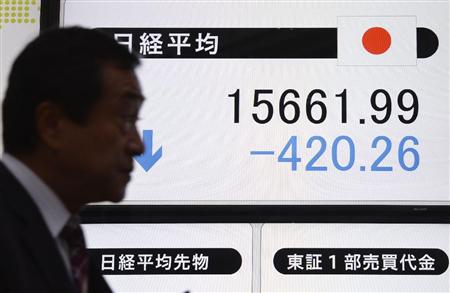 日経平均株価が１万６０００円を割り込んだことを示すモニター＝２日午後、東京都中央区