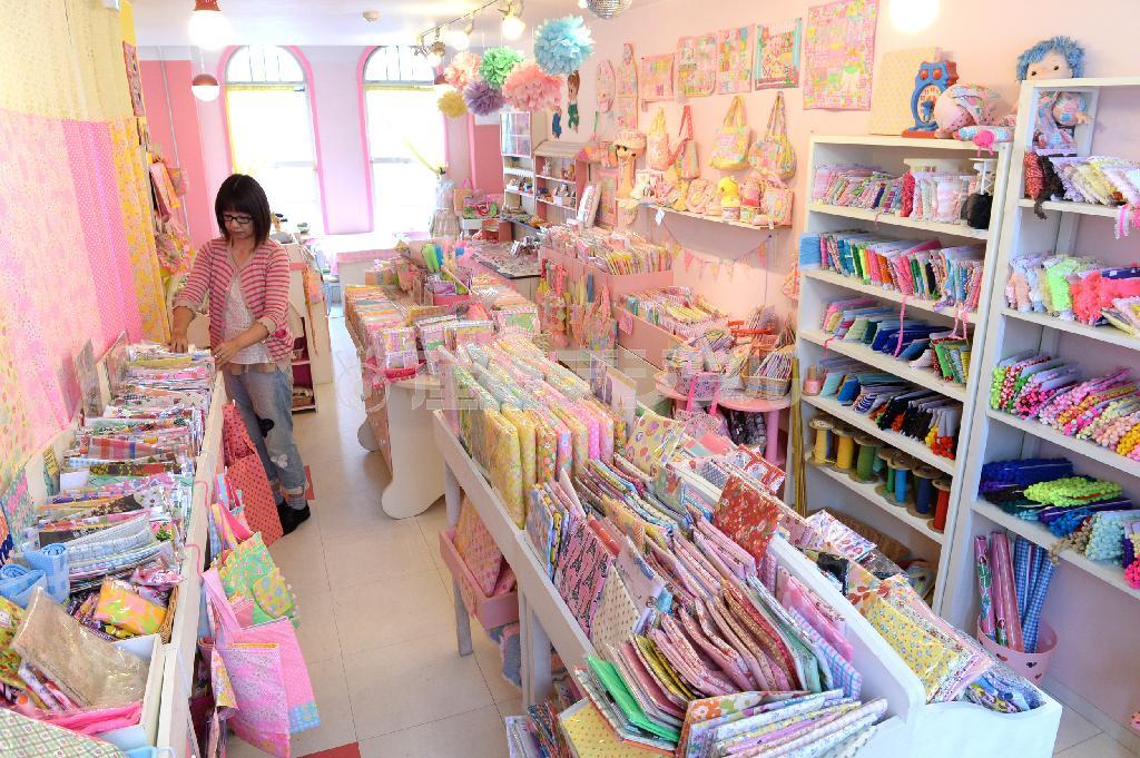 オリジナル生地をはじめ、ビンテージ生地など約３０００種類ほどが並ぶアンティーク・ファブリック・ピンクスの店内＝２０１４年９月２４日、大阪市福島区（柿平博文撮影）