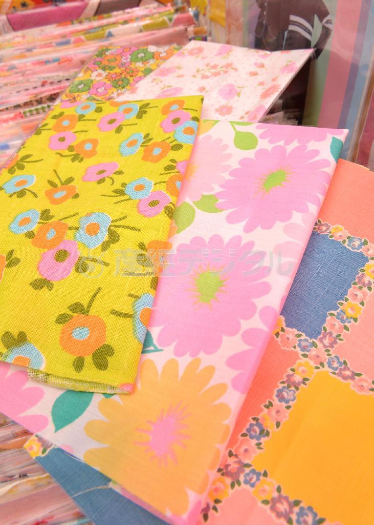 ６０年代のヴィンテージ生地はハンカチ大で１５０円から３００円台が多数で、洋服に使われていた端切れがほとんどだそう。そのせいか蛍光色が部分的に使われながらも落ち着いた印象も受ける＝２０１４年９月２４日、大阪市福島区（柿平博文撮影）