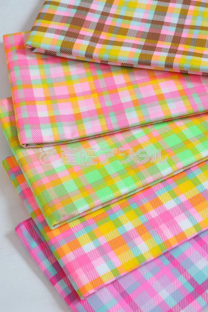 ９月末に発売したばかりのオリジナル生地「ときめきチェック」。５０センチ９００円。※価格はすべて税抜きです＝２０１４年９月２４日、大阪市福島区（柿平博文撮影）