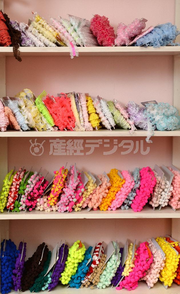 飾りに使われるレースやリボンも蛍光色が取りそろえている＝２０１４年９月２４日、大阪市福島区（柿平博文撮影）