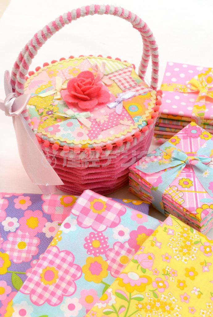 端切れのセットキューブＳ（６００円）、キューブＭ（１４００円）は、キルトやリメークの部分使いにも重宝できる。オリジナル生地は５０センチ×１１０センチで８５０円から。※価格はすべて税抜きです＝２０１４年９月２４日、大阪市福島区（柿平博文撮影）