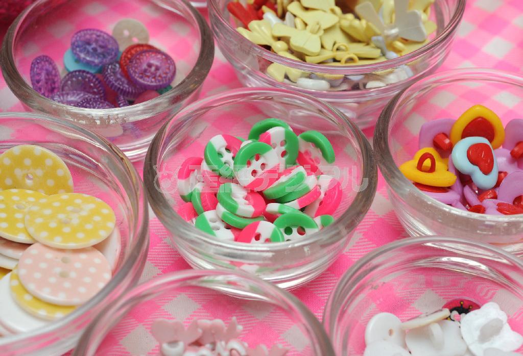 キャンディーみたいなポップなボタンは６０円から４００円。※価格はすべて税抜きです＝２０１４年９月２４日、大阪市福島区（柿平博文撮影）