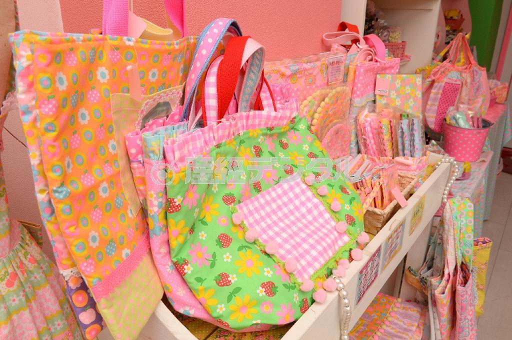 手作りが苦手な人には完成品も取りそろえている。入園入学準備に最適なレッスンバッグ３６００円、シューズバッグ１８００円から。他にはない図柄は贈り物としても最適だ。※価格はすべて税抜きです＝２０１４年９月２４日、大阪市福島区（柿平博文撮影）