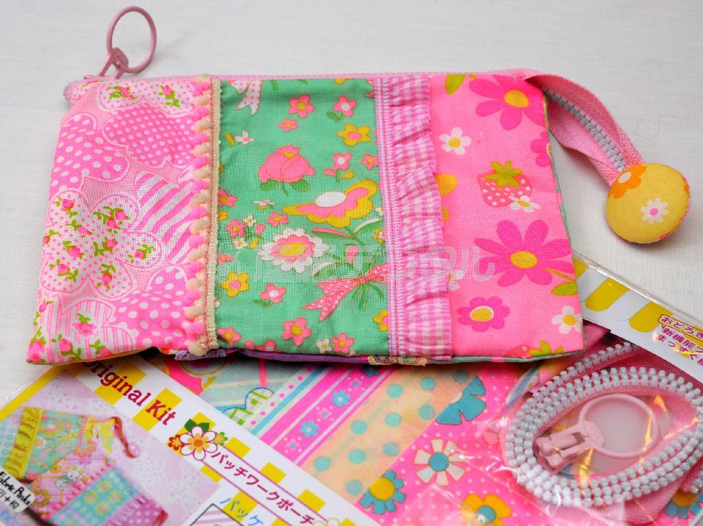レシピの入ったキット「パッチワークポーチ」１６００円。※価格はすべて税抜きです＝２０１４年９月２４日、大阪市福島区（柿平博文撮影）
