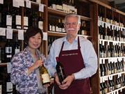 「ホワイトホール・レーン」を持つ岩元美度里さん（左）とシニアバイヤーのドン・ジレットさん＝２０１４年９月１４日（青木冨美子さん撮影）