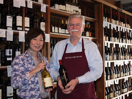 「ホワイトホール・レーン」を持つ岩元美度里さん（左）とシニアバイヤーのドン・ジレットさん＝２０１４年９月１４日（青木冨美子さん撮影）