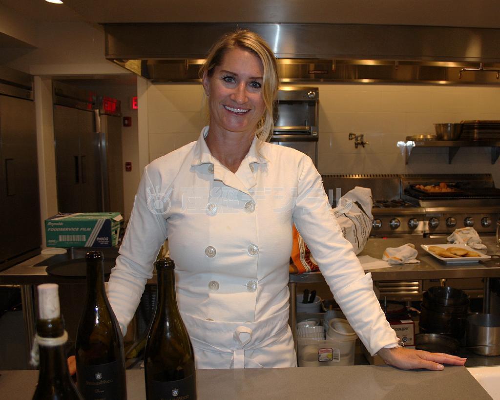 エクセル・ヒューマン・グループが所有する「サマーウッド」の女性シェフ、ケリー・ワンガードさん＝２０１４年９月９日、米カリフォルニア州サンフランシスコ（青木冨美子さん撮影）
