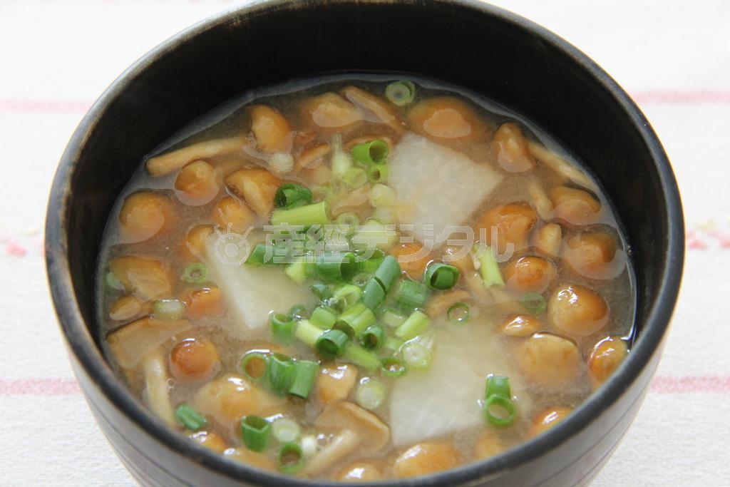 サトモイとなめこのみそ汁。※５５ｋｃａｌ、塩分１．３グラム（１人分）