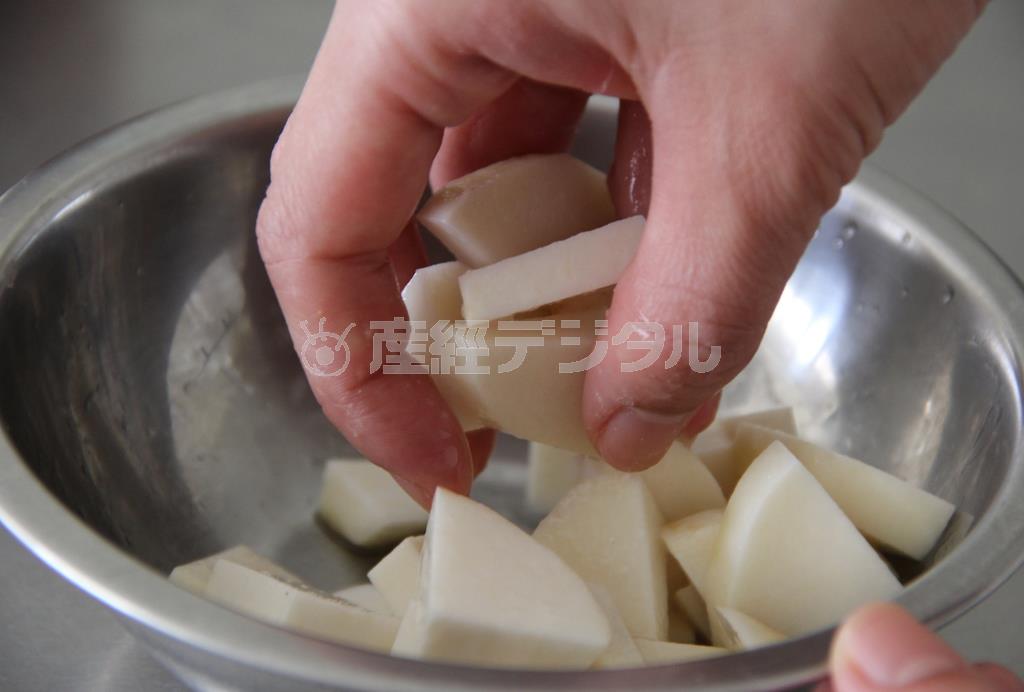 サトモイとなめこのみそ汁（作り方１）＿＿鍋に塩もみして洗い、ぬめりをとったサトイモとだしを入れて煮立てる。蓋をしてサトイモがやわらかくなるまで煮る（田中幸美撮影）